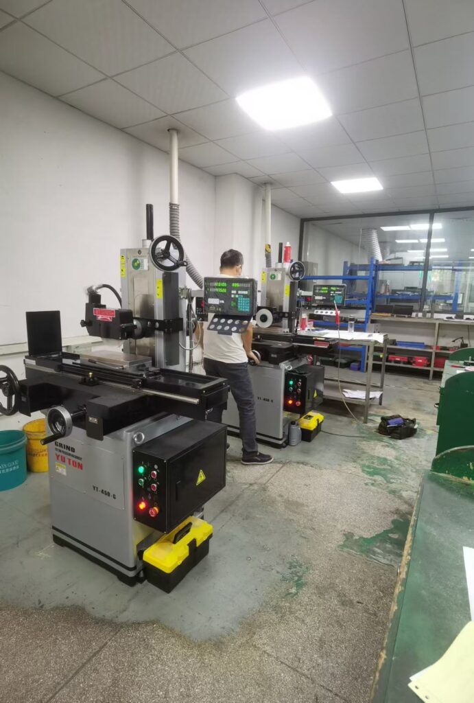 Surface grinder for toolroom performing precision grinding on a mold component