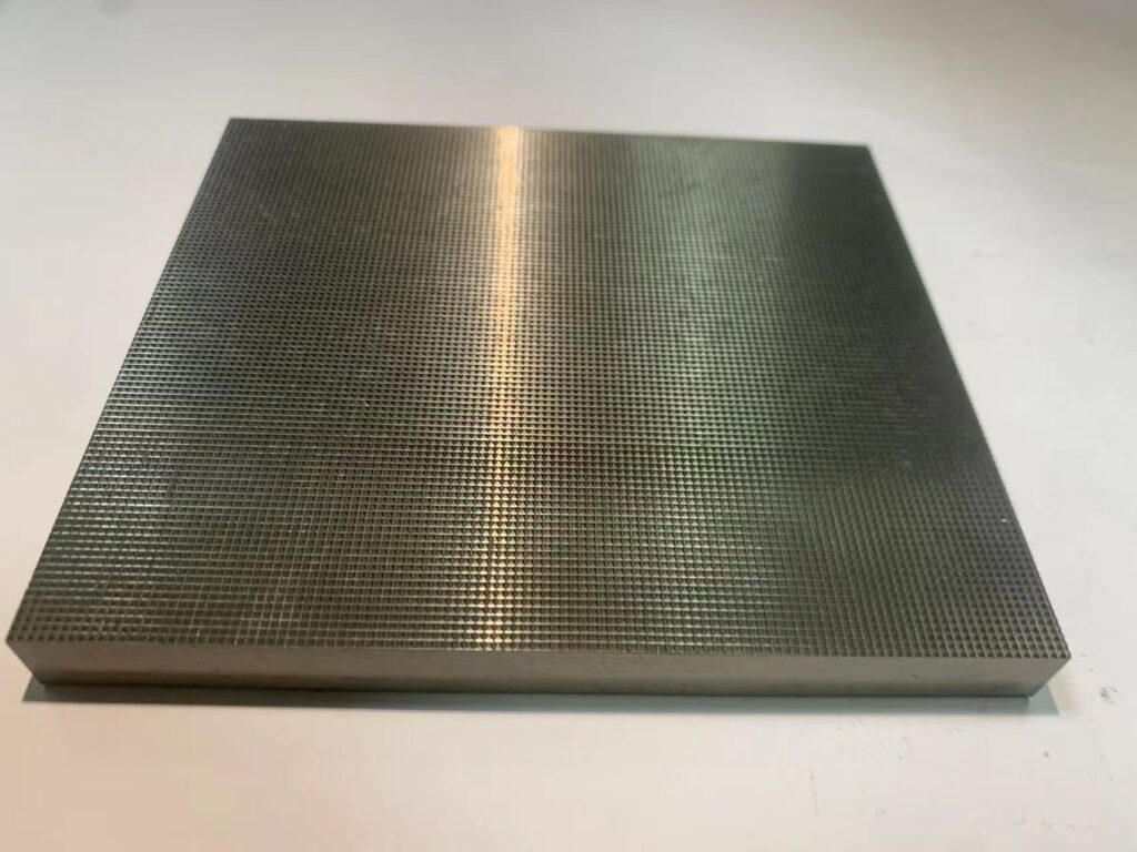 Grinding burn prevention by comparing a properly ground surface with a thermally damaged workpiece