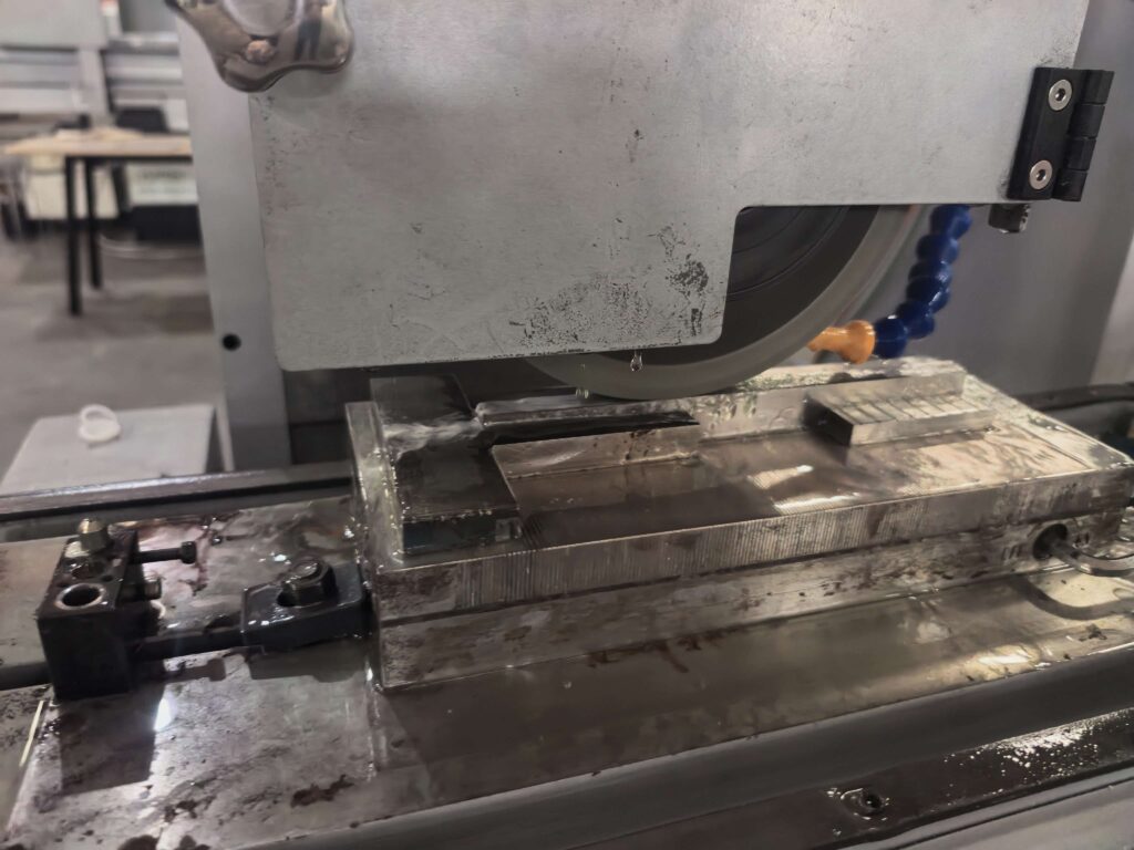 Surface grinder for hydraulic components including valve blocks and spools