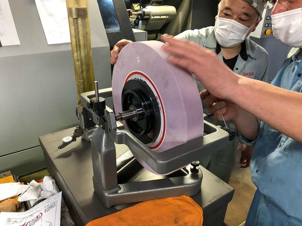 Surface grinder wheel balancing setup for reducing vibration and chatter during grinding